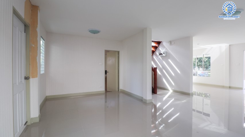 *****บ้านเดี่ยวมือสองย่านปทุมธานี หมู่บ้าน ชวนชื่นกรีนบาวด์ กรุงเทพ-ปทุมธานี บ้านสวยพร้อมเข้าอยู่ ภายในโครงการสภาพแวดล้อมดีมาก ใกล้สนามกอล์ฟ เนื้อที่ 56.2 ตร.ว. ฟังก์ชัน 3 ห้องนอน 3 ห้องน้ำ 2 ที่จอด บนทำเลเดินทางสะดวก เชื่อมต่อถนนหลายเส้นทาง ใกล้จุดขึ้นทางด่วน "อุดรรัถยา"